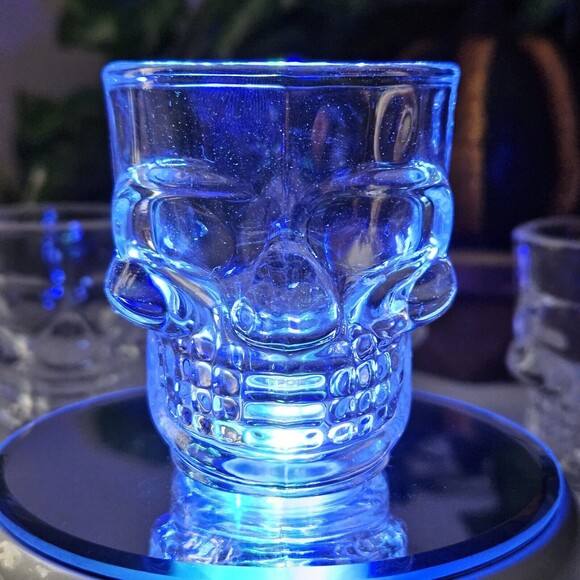 Original Set Of 4 Shot Glasses 3-D Skull Clear Glass Halloween /Day Of The Death - Picture 1 of 13